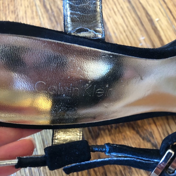 CALVIN KLEIN BLK SUEDE/GOLD STRAPPY SANDALS SZ 8 - Picture 4 of 8